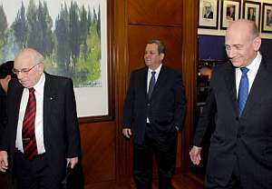 De izquierda a derecha, el presidente de la Comisión Winograd, el ministro de Defensa israelí y Ehud Olmert. (Foto: EFE)