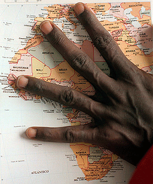 Un senegals pone su mano sobre el mapa de frica (Foto: Carlos Lago)