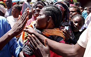 Una mujer hace cola frente a los sacos de ayuda humanitaria en Kenia. (Foto: EFE)
