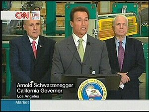 Giuliani, Schwarzenegger y McCain, en el acto de apoyo al candidato. (Imagen: CNN)