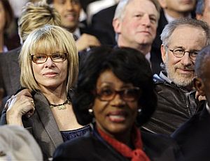 Steven Spielberg y su mujer, la actriz Kate Capshaw, en el auditorio que presenció el debate. (Foto: AP)