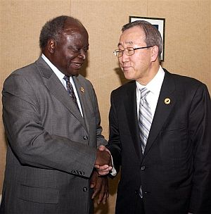 Ban Ki-moon y el presidente de Kenia, Mwai Kibaki, se saludan en la X Asamblea de Jefes de Estado de la Unin Africana. (Foto: AP)