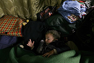 Palestinos duermen en una mezquita de El Arish. (Foto: AP)