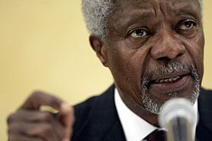 Annan, en la rueda de prensa celebrada en Nairobi. (Foto: AFP)