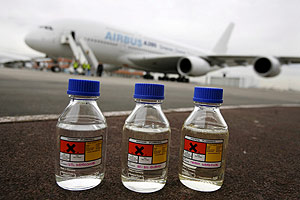 Botellas de carburante sinttico frente al 'A380'. ( Foto: EFE)