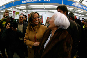 La candidata del PSOE por Barcelona, Carme Chacn, en una visita a Molins de Rei. (Foto: Rudy)