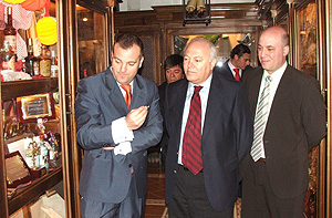 Miguel ngel Moratinos (c) , acompaado del diputado provincial Antonio Ruiz (d) y el director del Museo del Ans de Rute (i), Anselmo Crdoba. (Foto: EFE)