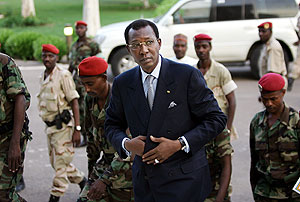 Idriss Deby, a las puertas del Palacio Presidencial. (Foto: AFP)