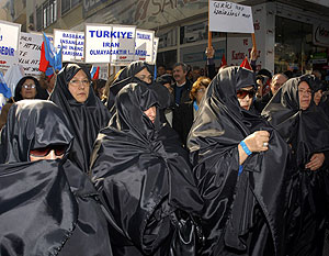 Mujeres disfrazadas con chador en representacin de lo que creen que llegar a Turqua. (Foto: AFP)