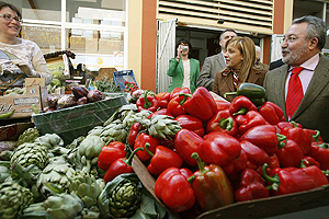 Bernat Soria, durante su reciente visita al mercado del Pla de Alicante. (Foto: EFE)
