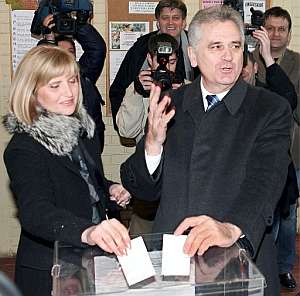 El candidato ultranacionalista, Tomislav Nikolic, y su esposa Dragica depositan sus votos en una urna. (Foto: EFE)