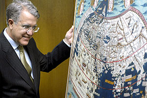 El embajador de Espaa en Australia observa el mapamundi de Ptolomeo. (Foto: EFE)