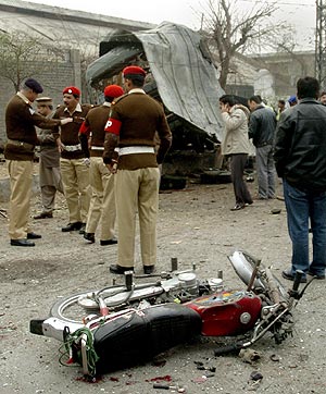 Imagen de la motocicleta que el terrorista suicida utiliz para el atentado. (Foto: AP)