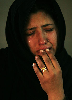 La hermana de uno de los suicidas llora su muerte. (Foto: AP)