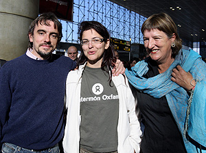 De izquierda a derecha, los cooperantes espaoles de Intermn Oxfam, Marc Vierola , Ana Damasio y Rosario Iraola. (Foto: EFE)