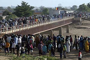 Refugiados del Chad caminan hacia Camerún para huir de los combates. (Foto: REUTERS)
