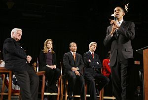 Obama, en su ltimo mtin en Boston, Massachusetts. Detrs, desde la izquierda: Edward Kennedy, Caroline Kennedy, Deval L. Patrick y John Kerry. (Foto: AFP)