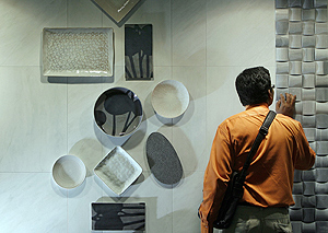 Un visitante observa los productos de una empresa en CEVISAMA. (Foto: EFE)