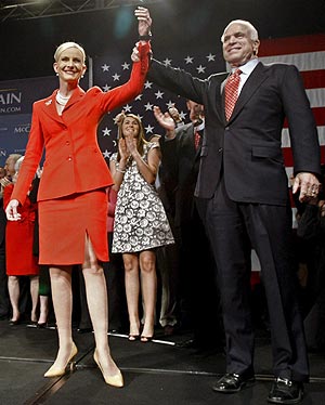 El senador John McCain celebra los resultados junto a su mujer, Cindy, en Phoenix. (Foto: EFE)