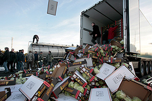 Agricultores galos vierten las cajas de hortalizas a la carretera. (Foto: EFE)