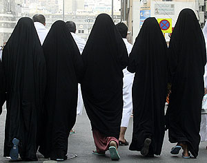 Mujeres caminando en Arabia Saud. (Foto: REUTERS)