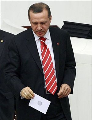 El primer ministro turco, Recep Tayyip Erdogan, vota la medida en el Parlamento. (Foto: AP)