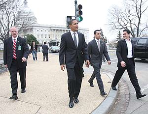 Obama, con su equipo, junto al Capitolio en Washington. (Foto: AP)