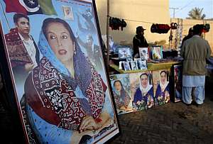 Un puesto vende fotos y recuerdos de Bhutto. (Foto: AFP)