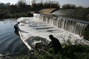 Operarios limipan parte del río afectada por el escape tóxico. (Foto: J. Antonio)