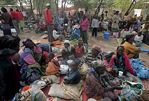 Refugiados del Chad esperan en la frontera de Camern. (Foto: EFE)