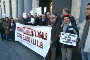 Miembros de la Comissi per la Dignitat frente a la delegacin del Gobierno en Barcelona. (Foto: Antonio Moreno)