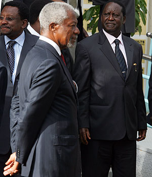 Kofi Annan y Raila Odinga, durante las conversaciones en Nairobi. (Foto: AFP)