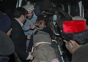 Uno de los heridos en el atentado de Charsadda. (Foto: AP)