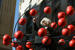 Un director de orquesta envuelto en un 'tomo' de electrones rojos diriga la celebracin. (Foto: Antonio Moreno)