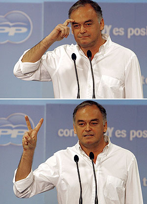 Gonzlez Pons imit el gesto de Zapatero y mostr a continuacin el suyo y el de su partido: la uve de victoria. (Foto: ALBERTO DI LOLLI).