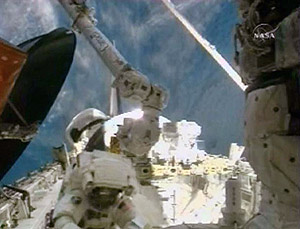 El astronauta Rex Walheim durante la caminata espacial. (Foto: Reuters | NASA)