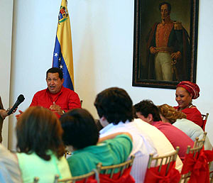 Hugo Chvez se reuni hace unos das con familiares de los rehenes que liberarn en los prximos das. (Foto: EFE)