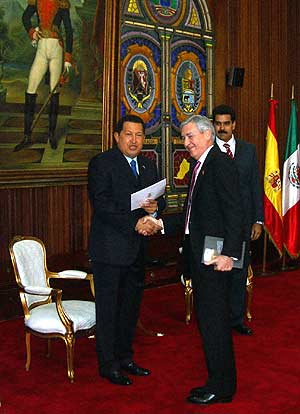 Chvez, con el diplomtico espaol. (Foto: EFE)