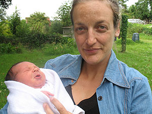 Katerina Ann Bilek con su hijo en brazos, del cual estaba embarazada en el momento del atropello. (EL MUNDO)