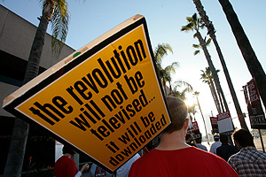 Los huelguistas, el pasdo da 8 de febrero frente a los estudios de la NBC en Burbank (California). (Foto: AP)