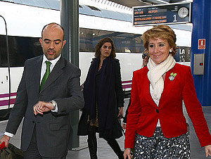 El lder del PP cataln observa su reloj a la llegada a Lleida. Son las 15 horas. El tren, como se ve en la pantalla, deba haber llegado a los 14.35.