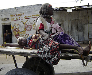 Una somala transporta en una carreta a su hija herida y sin fuerzas. (Foto: Reuters)