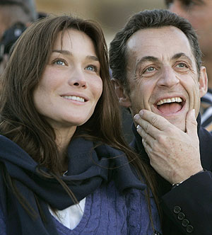 Bruni y Sarkozy, juntos en Egipto. (Foto: AP)