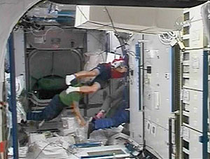 Eyharts (arriba), Schlegel (izquierda), Whitson (centro) y Malechenko (derecha) trabajan junto al 'Columbus'. (Foto: Reuters | NASA)