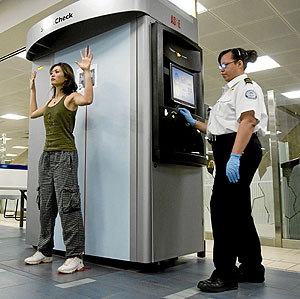 Control de visitantes extranjeros, en el aeropuerto de Phoenix. (Foto: AP)