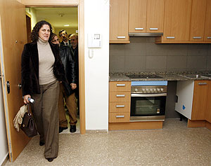 La ex ministra de Vivienda visita un piso de Proteccin Oficial. (Foto: Jos Cullar)