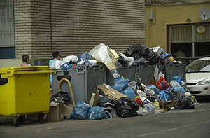 Contenedores desbordados por la basura.(Foto: El Mundo)