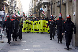 La Ertzaintza vigila una protesta en el centro de Vitoria. (Foto: Pablo Vias)