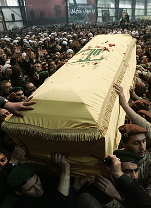 El fretro de Mughniyah, envuelto en una bandera de Hizbul. (Foto: AP)