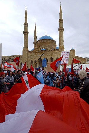 Miles de simpatizantes de la coalicin antisiria, durante la concentracin en homenaje a Hariri. (Foto: EFE)